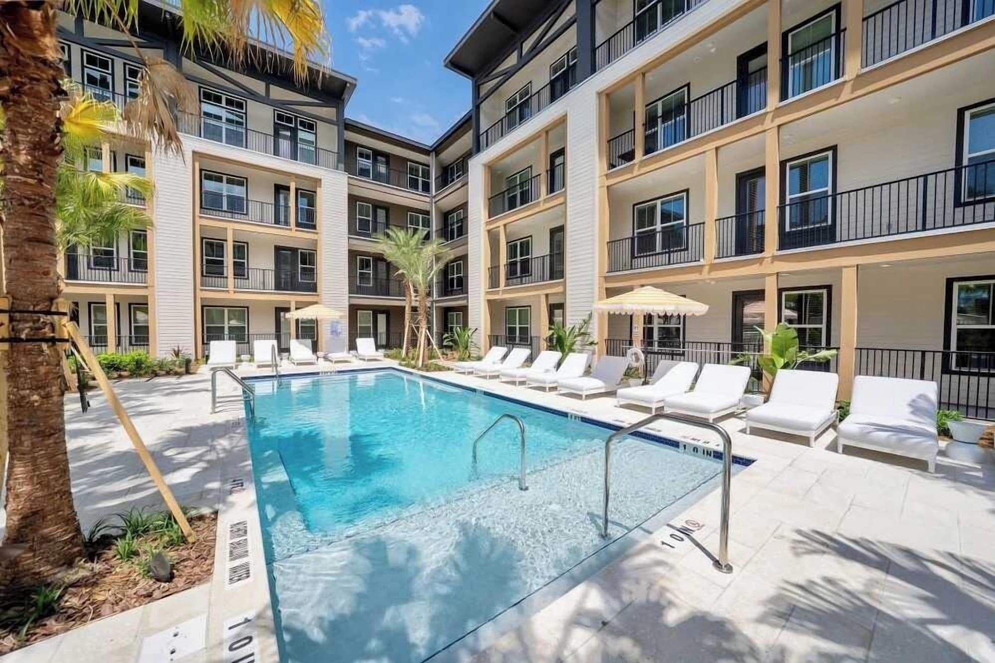 Vista Piscina Historic Springfield Apartments by Landing