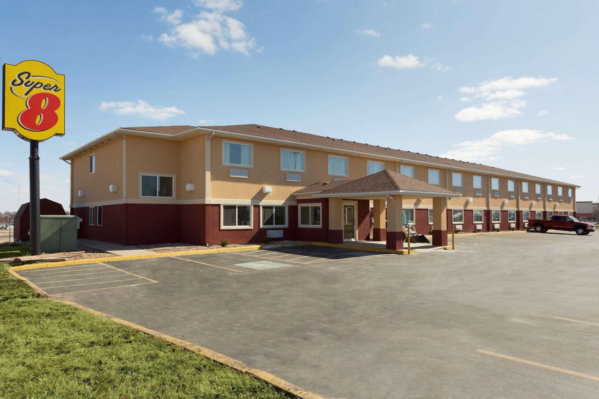 Varios Super 8 by Wyndham Lees Summit