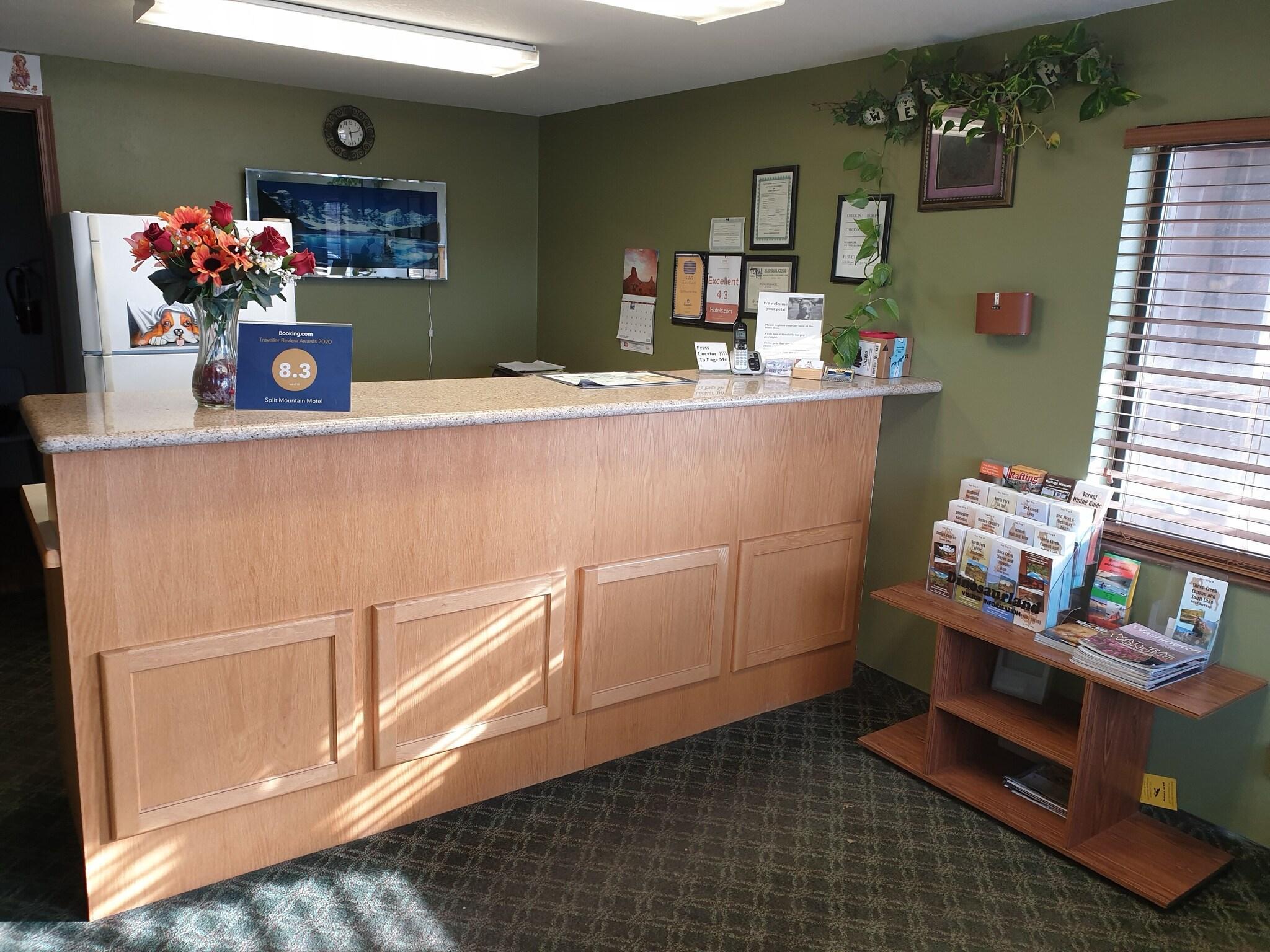 Vista Lobby Split Mountain Motel