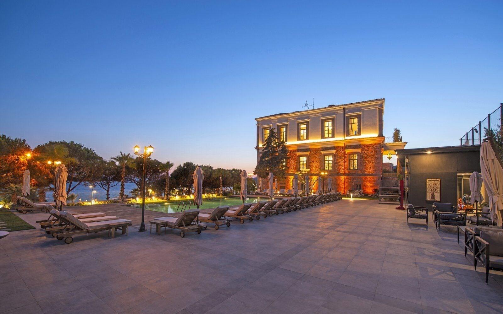 Vista Exterior Cunda Despot Evi