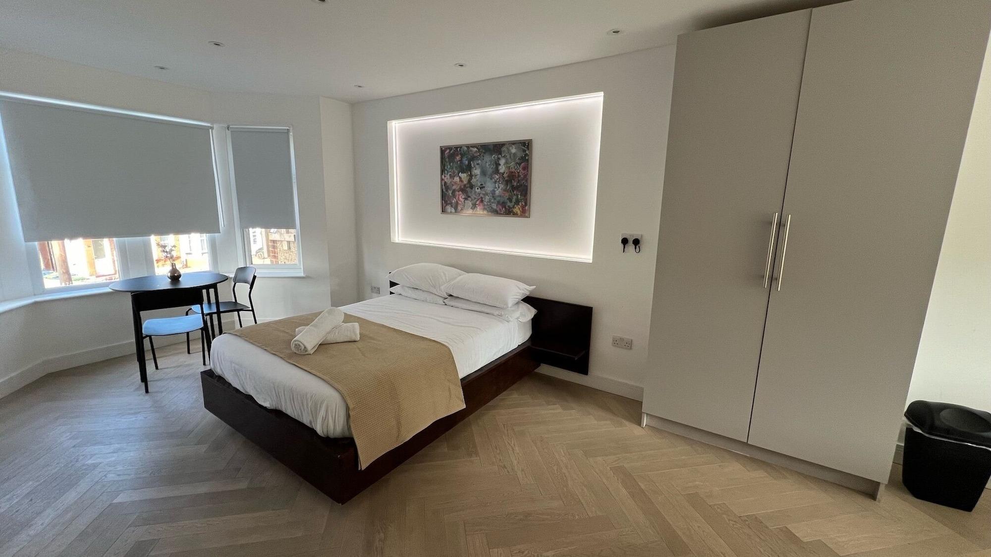 Varios Luxurious London Studios