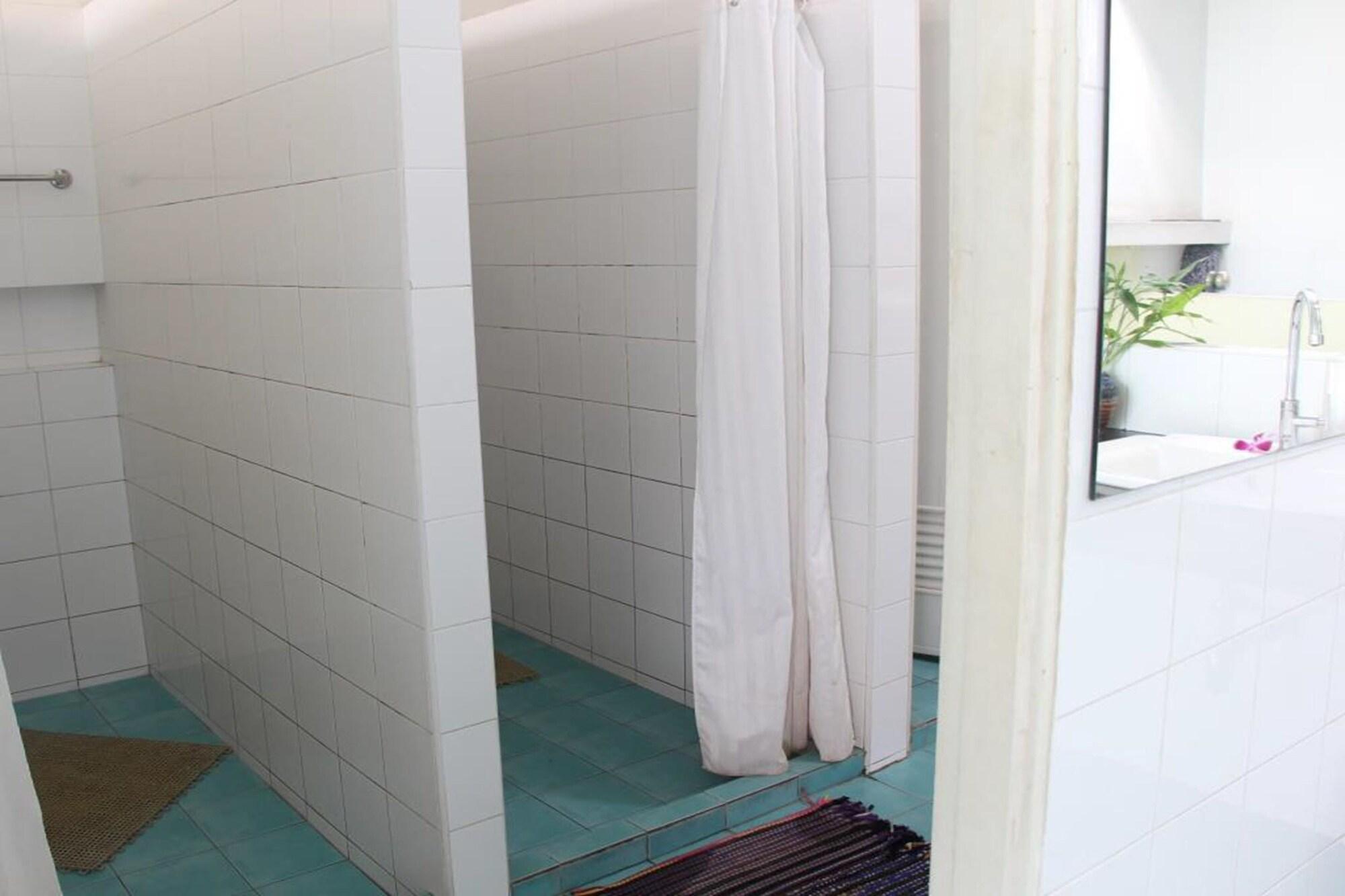 Baño OYO 1054 Phuket Backpacker Hostel