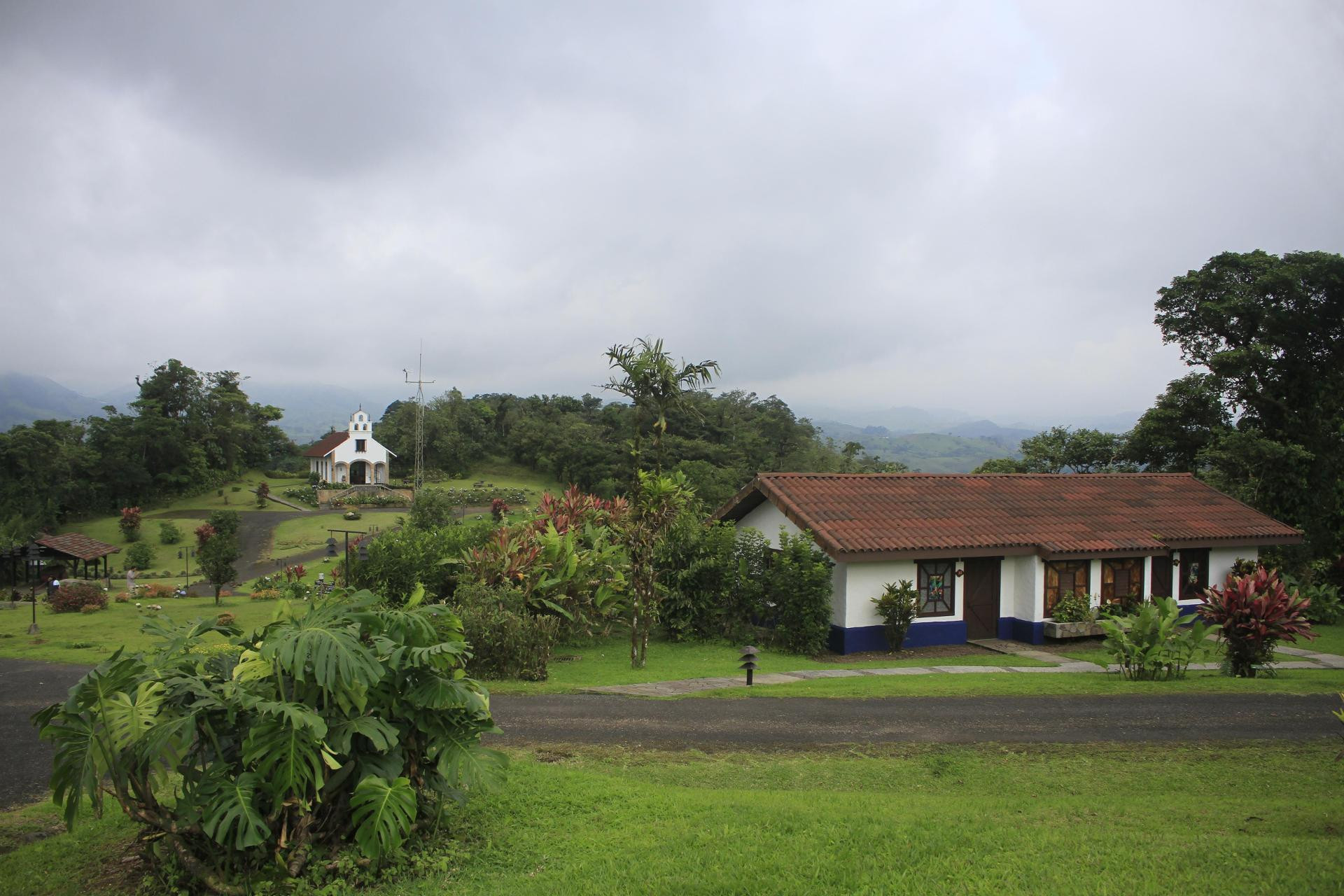 Vista Exterior Villa Blanca Cloud Forest Hotel + Retreat