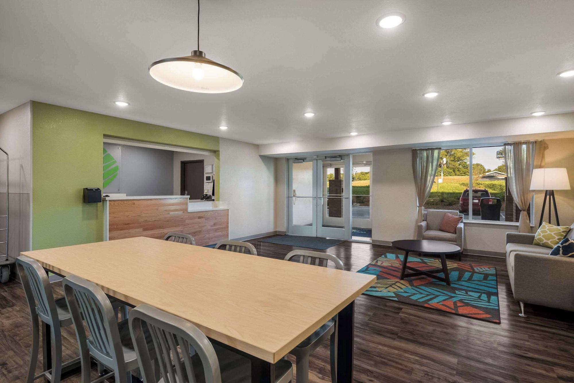 Vista Lobby Woodspring Suites Milwaukee - Menomonee Falls