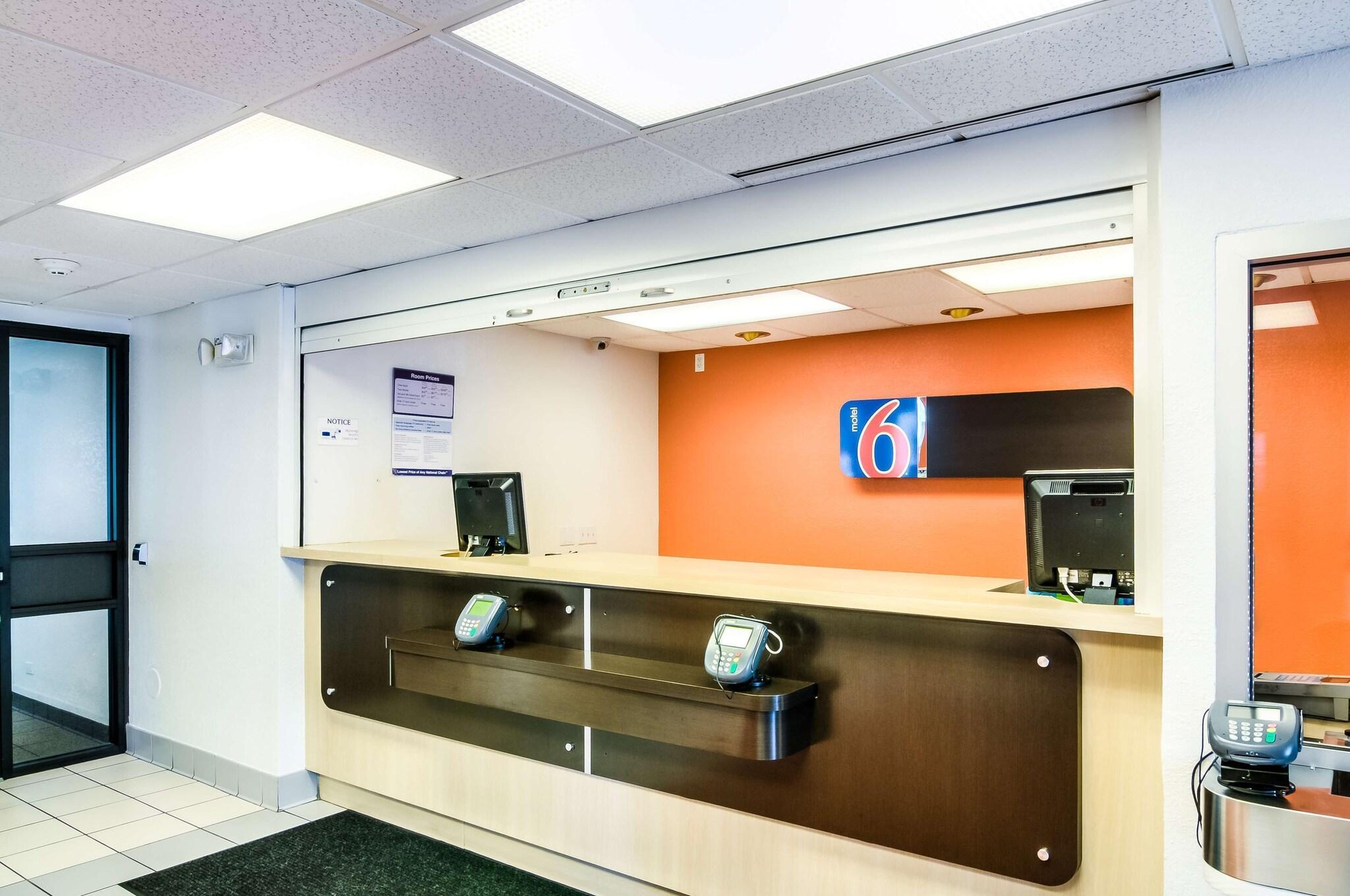 Vista Lobby Motel 6 Arlington Heights, IL - Chicago North Central
