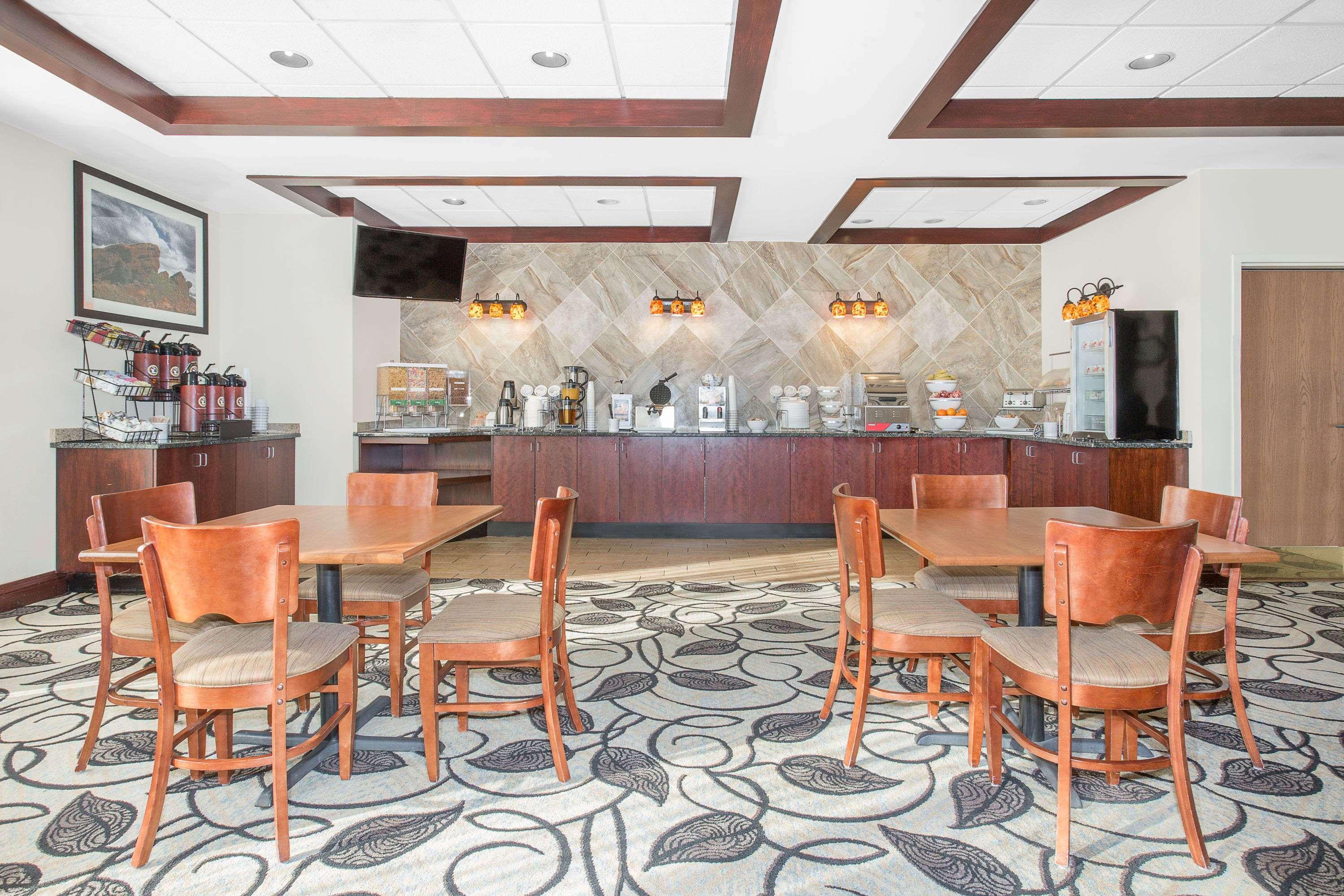 Restaurant Ramada by Wyndham Denver International Airport