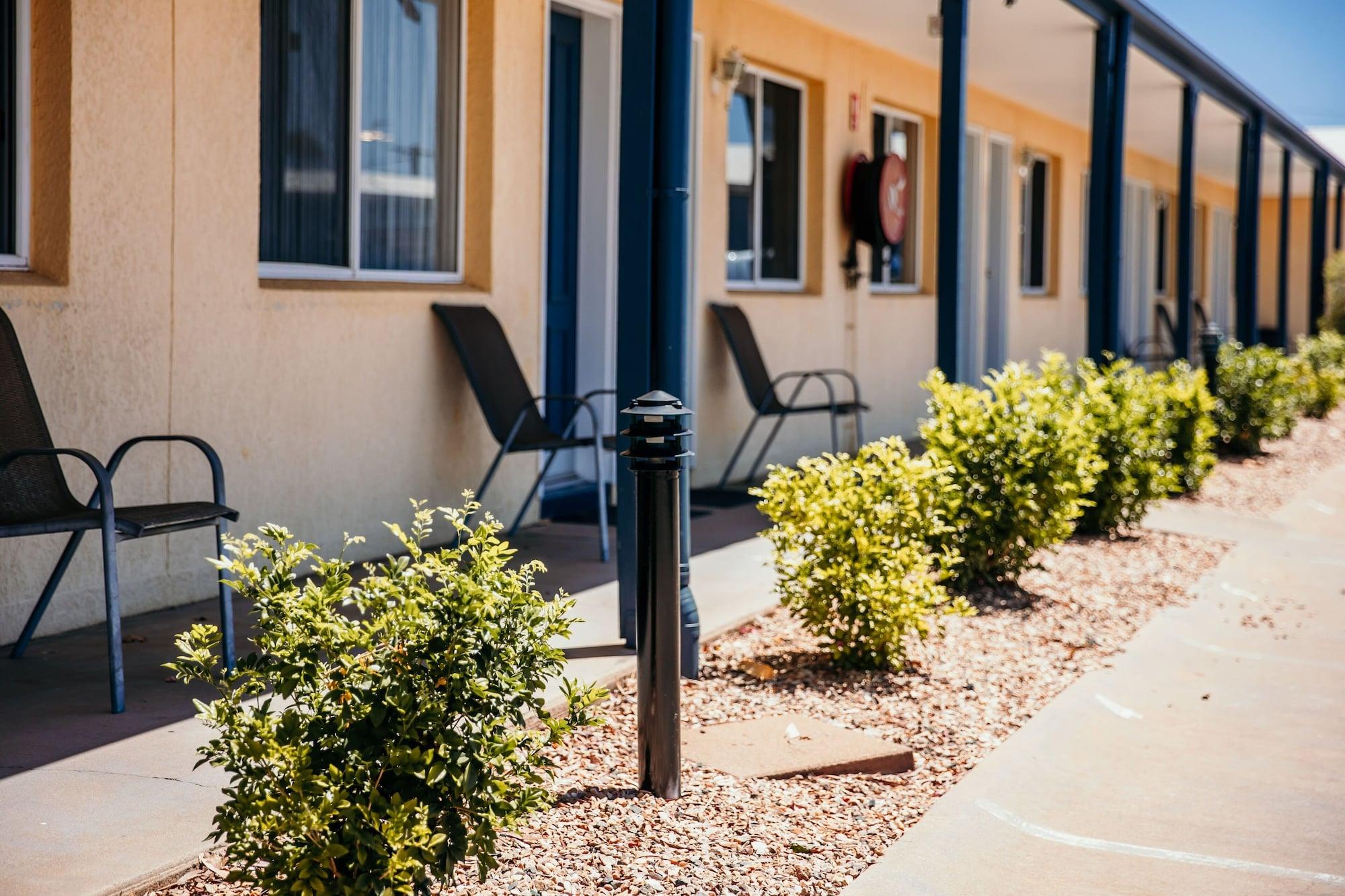 Vista Exterior Outback Motel Mt Isa