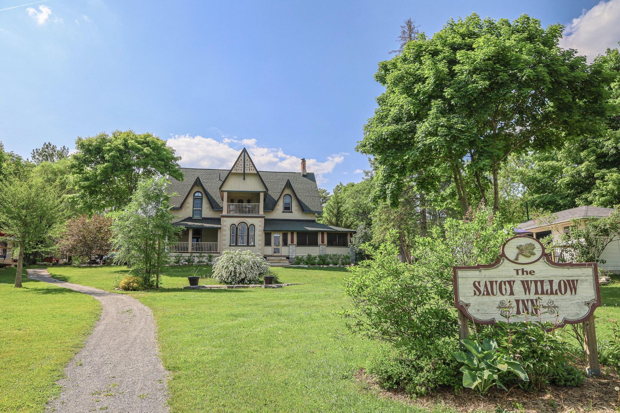 Varios The Saucy Willow Inn and Cottages