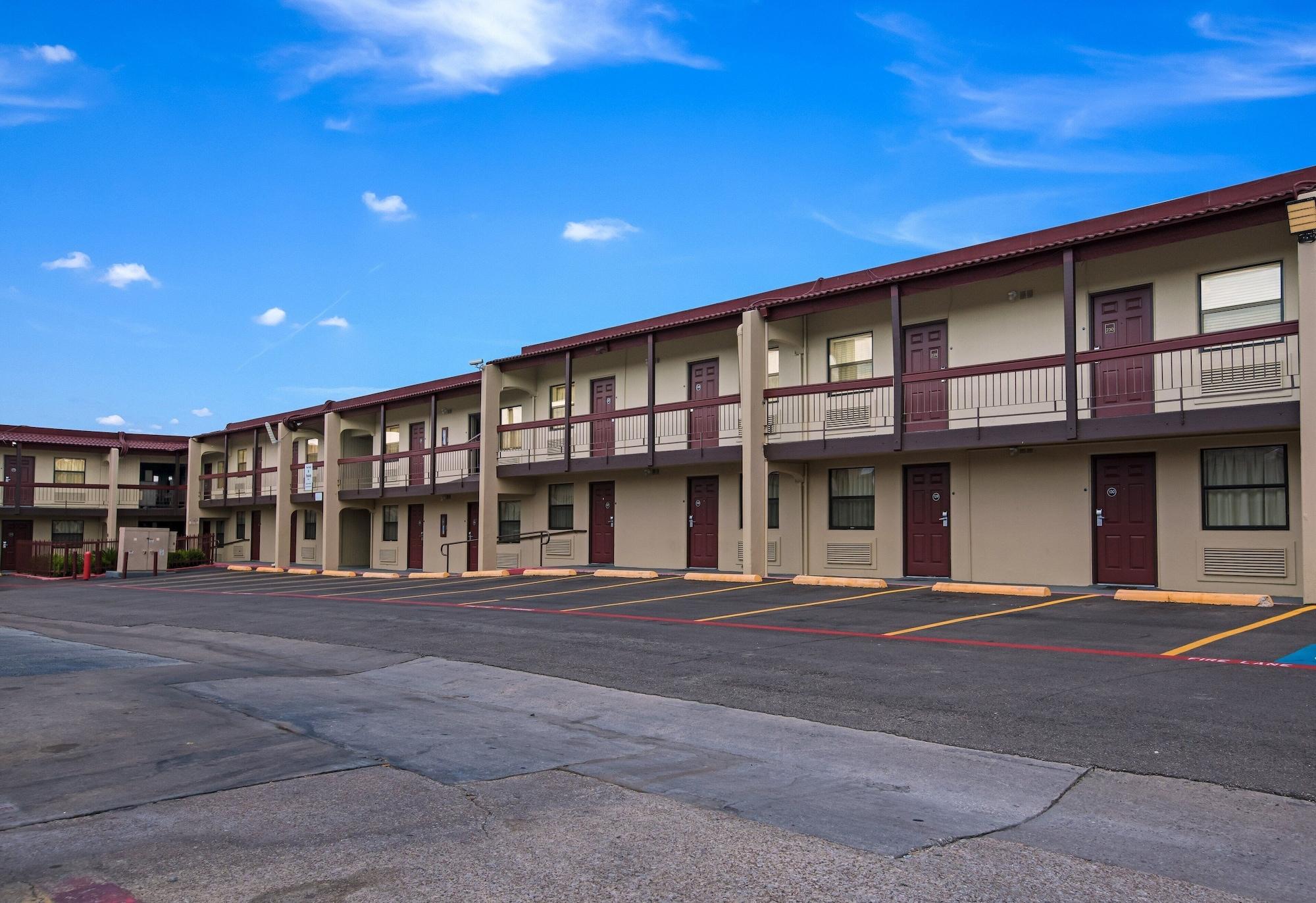 Vista Exterior Red Roof Inn North Dallas - Park Central