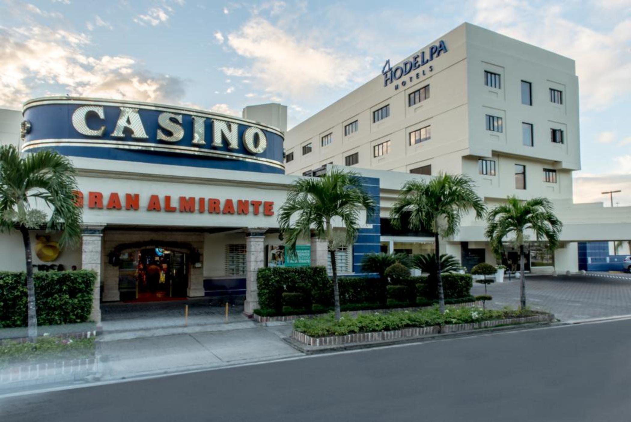 Vista Exterior Hodelpa Gran Almirante Hotel & Casino