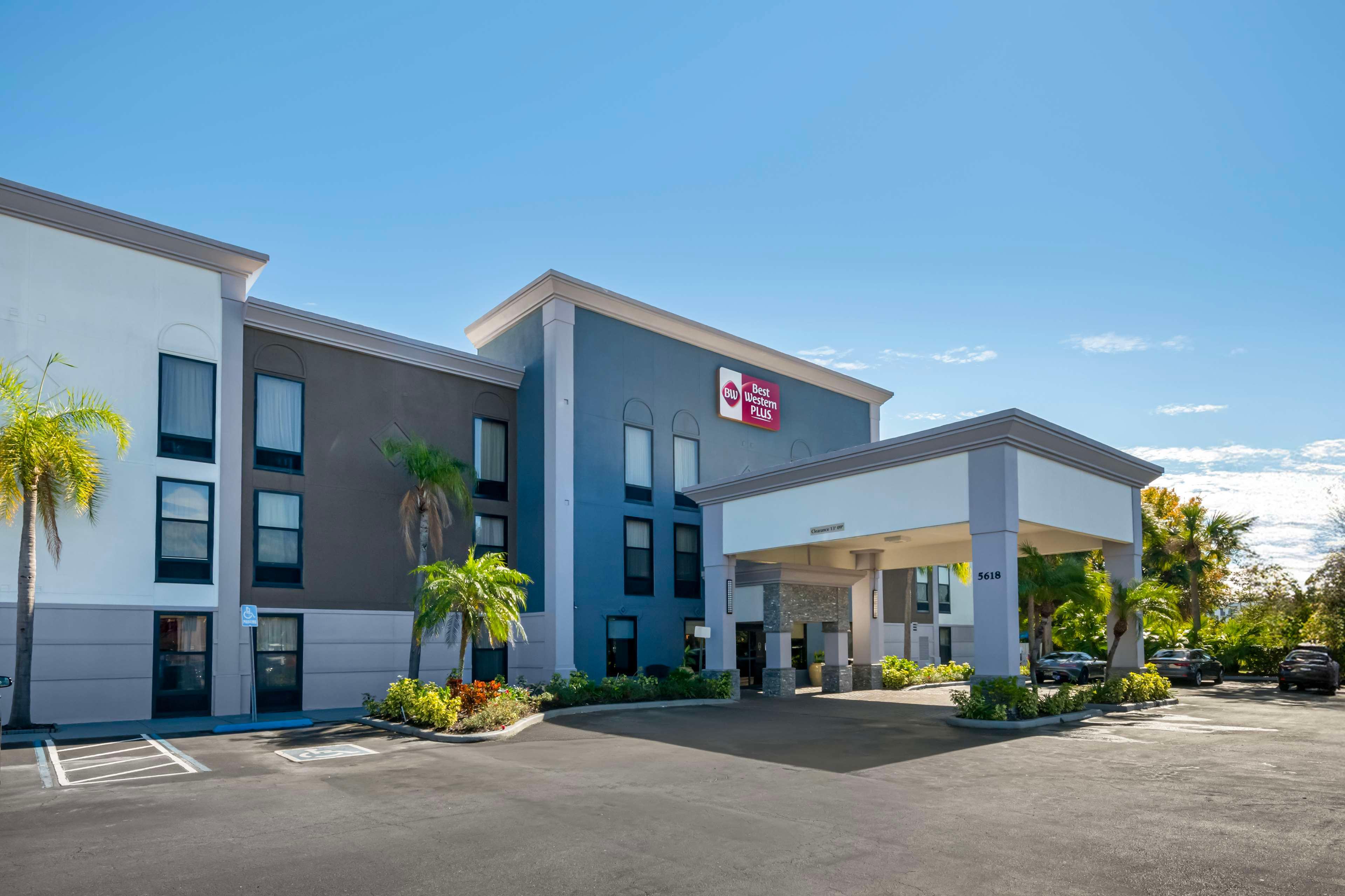 Vista Exterior Best Western Plus Universal Inn