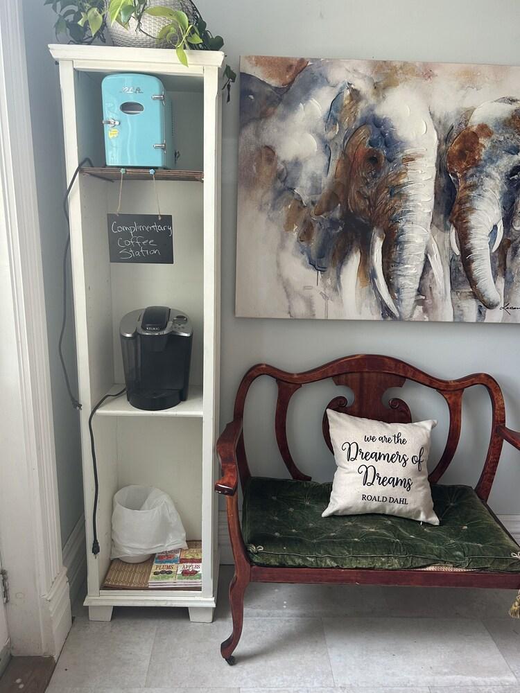 Bar/Salón Dreamers Writing Farm