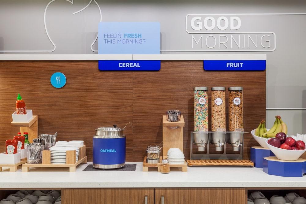 Restaurant Holiday Inn Express Deforest by IHG