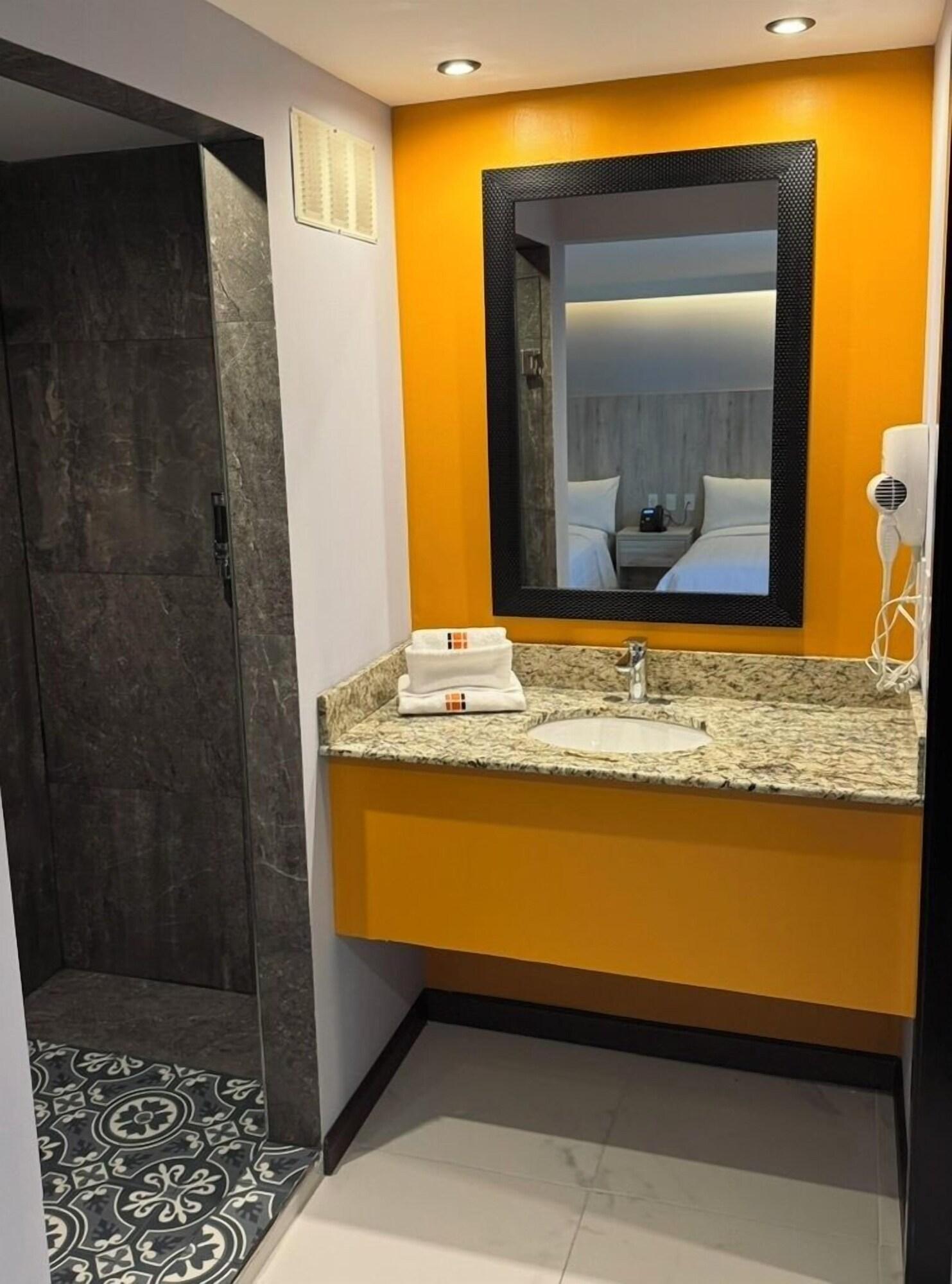 Varios Hangar Inn Tijuana