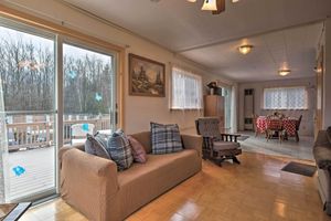 Alquiler Vacacional - Private Hot Tub & Fireplace: Poconos Home!