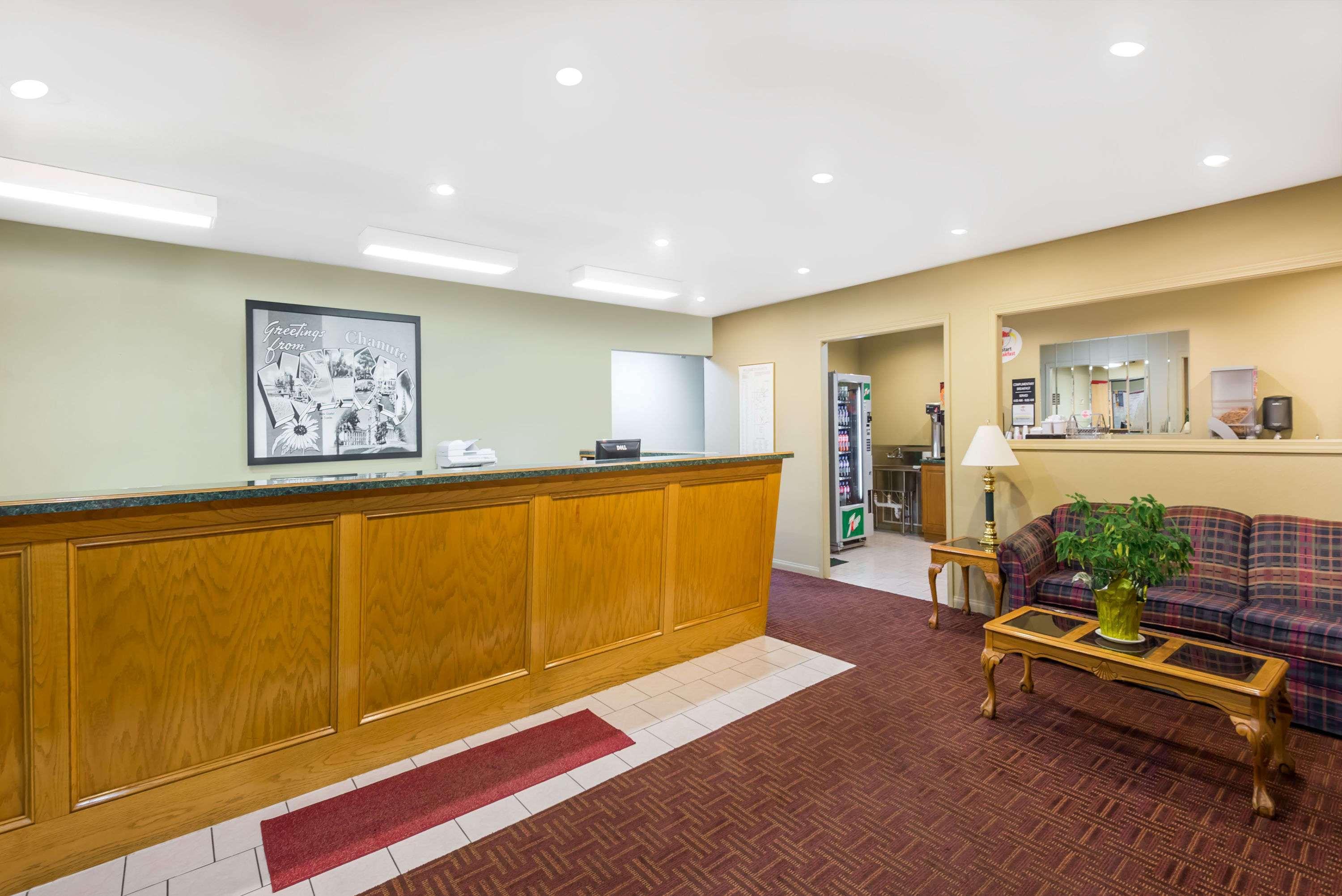 Vista Lobby Super 8 by Wyndham Chanute