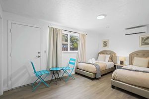 Alquiler Vacacional - @ Marbella Lane - Modern Cabin-style 2BR Home