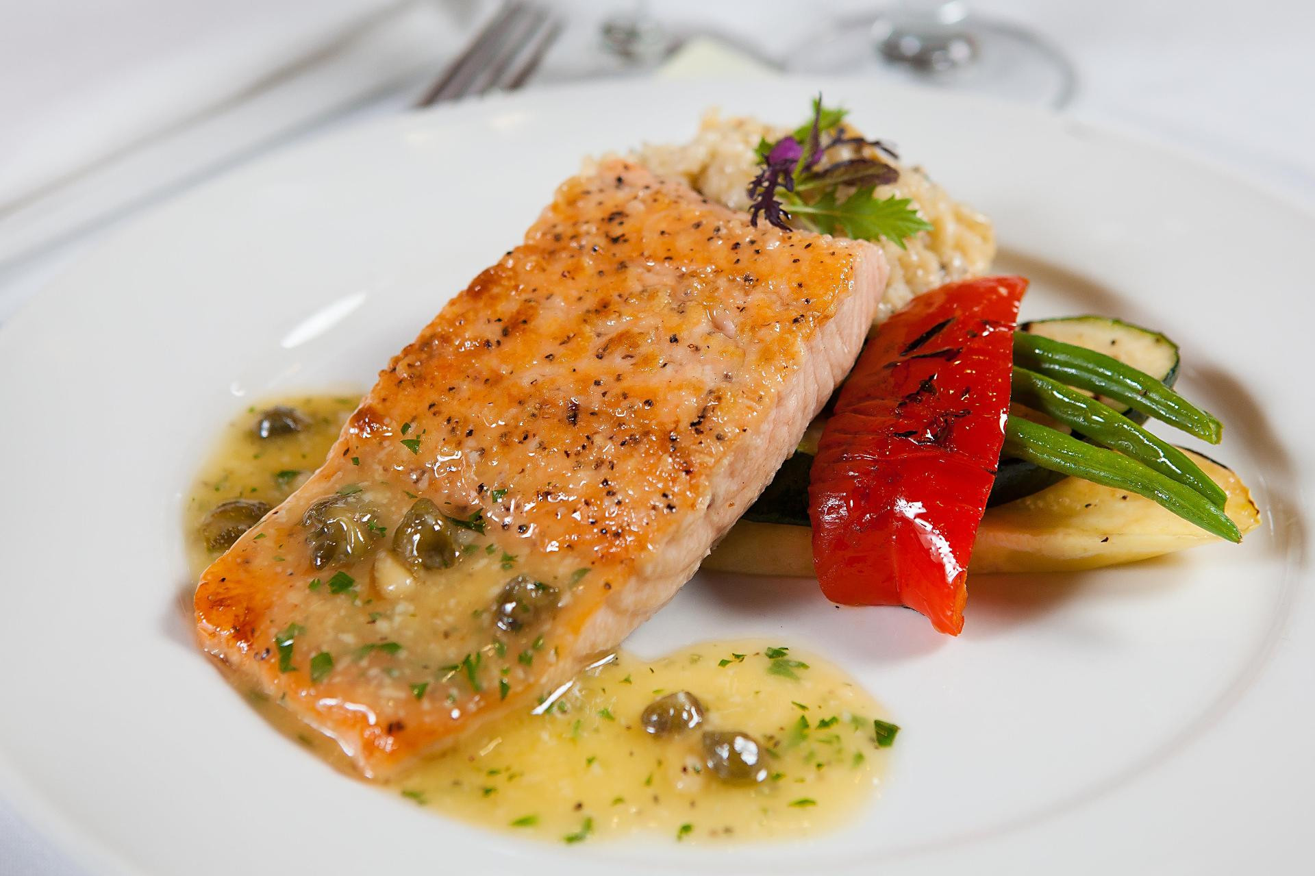 Restaurant Executive Suites Hotel Metro Vancouver