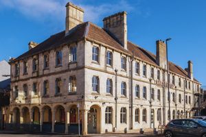 Alojamiento - The Stroud Hotel