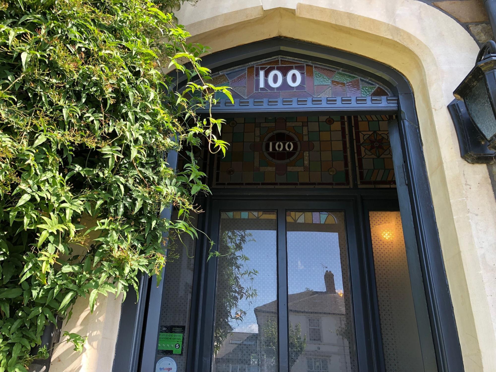 Vista Exterior Number One Hundred B&B