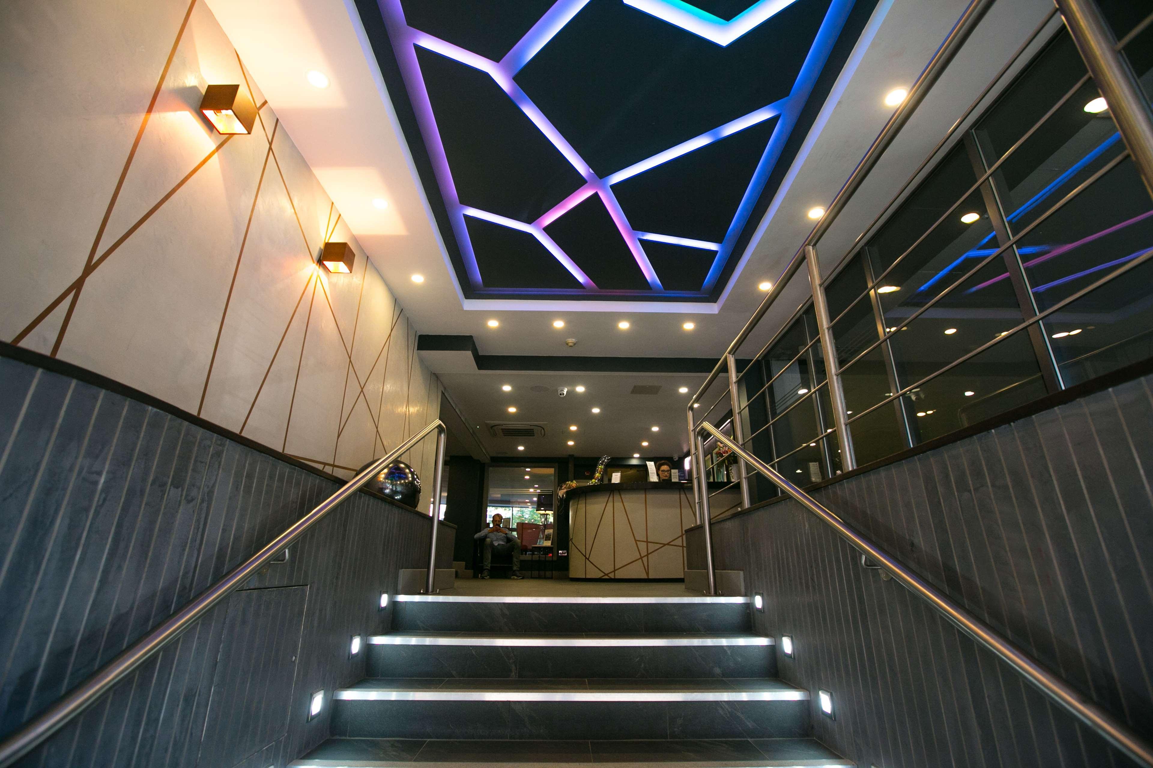 Vista Lobby Garner Hotel Nottingham City Centre by IHG