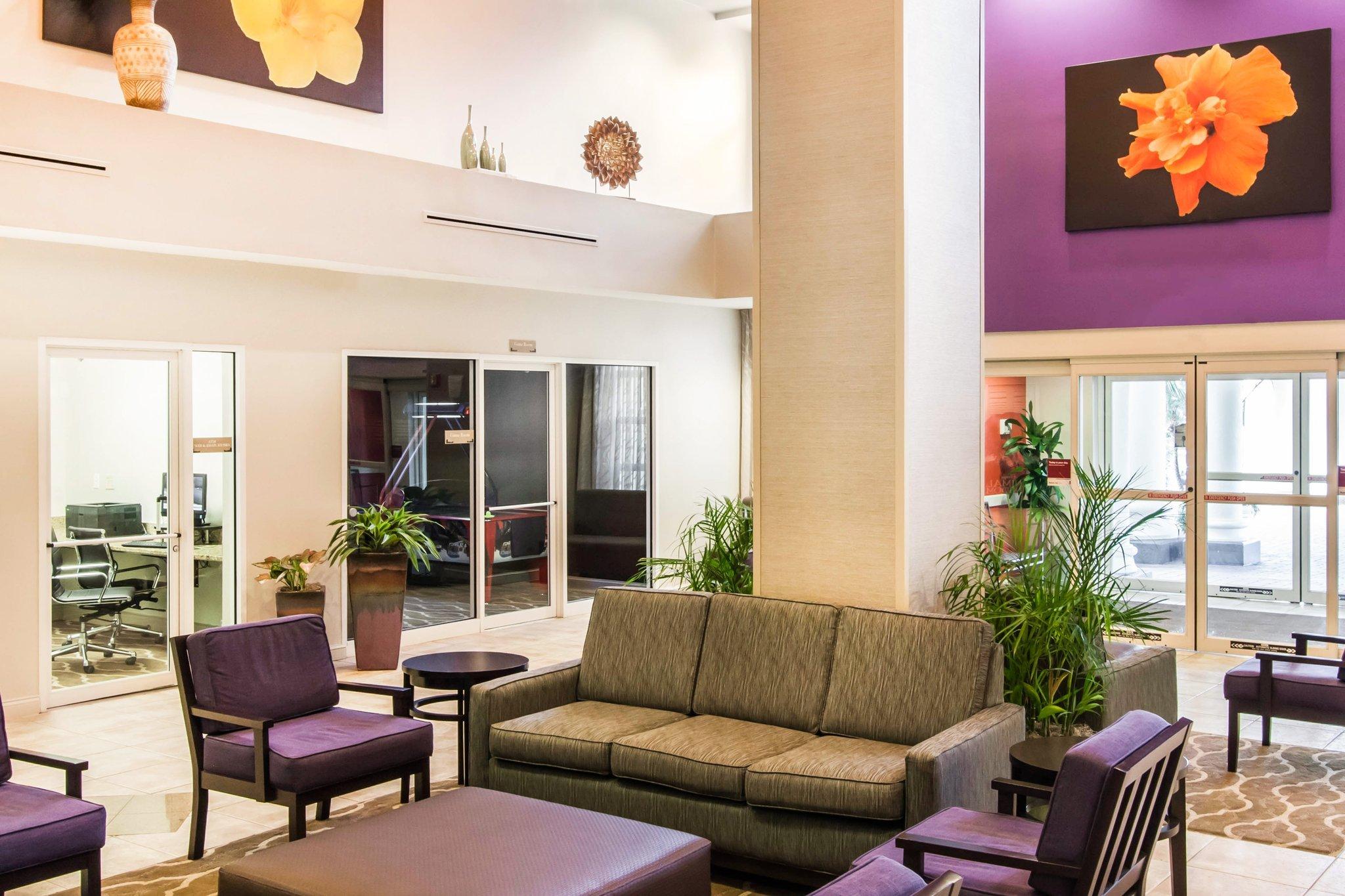 Hotel Comfort Suites Maingate East