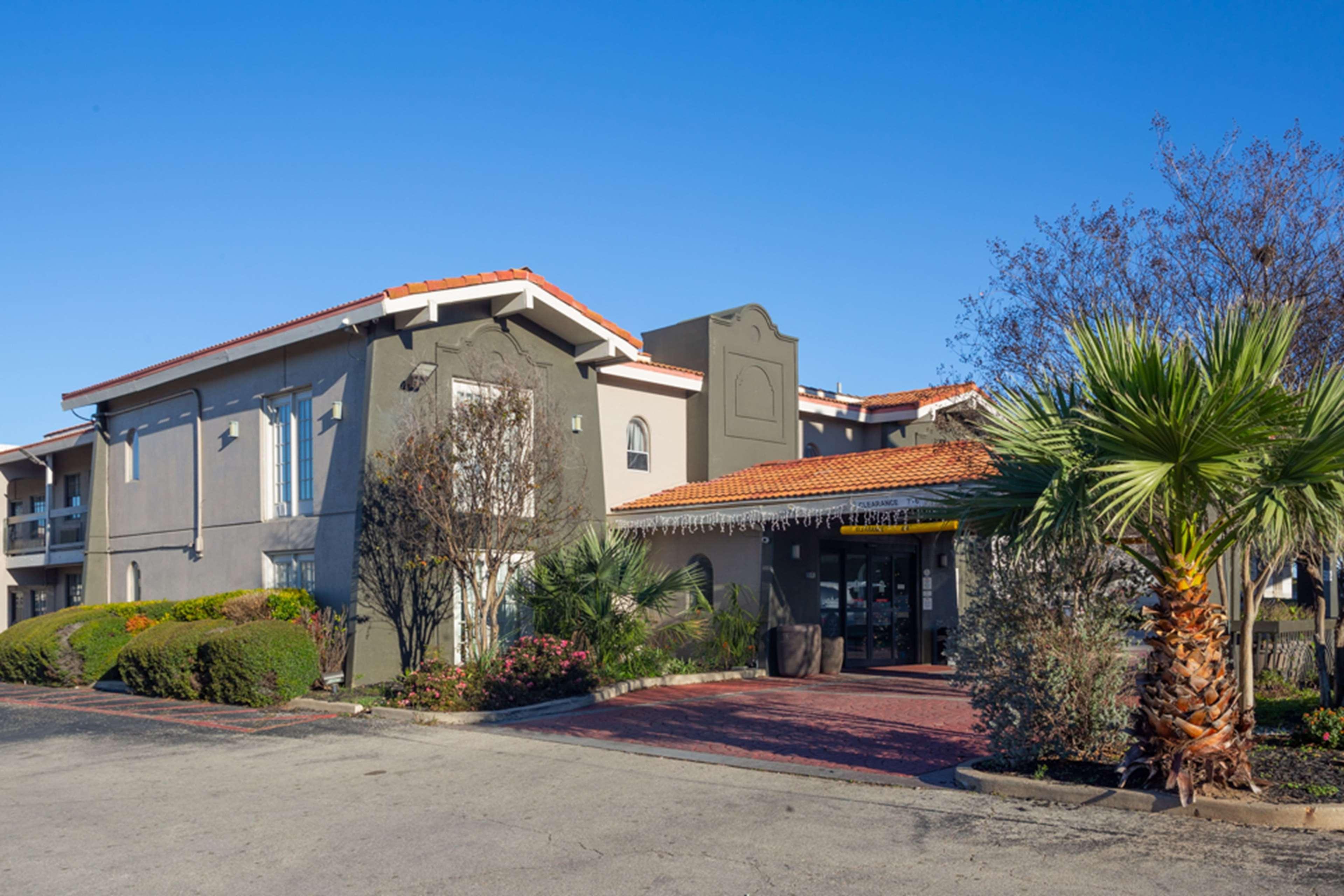Vista Exterior Baymont by Wyndham Austin University Area
