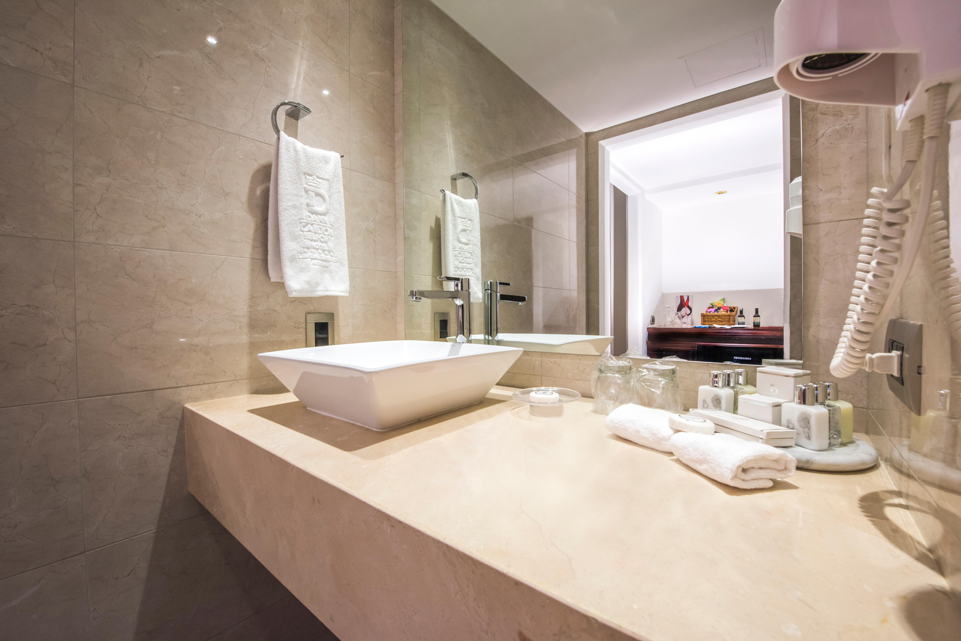 Set de Habitación Dann Carlton Belfort