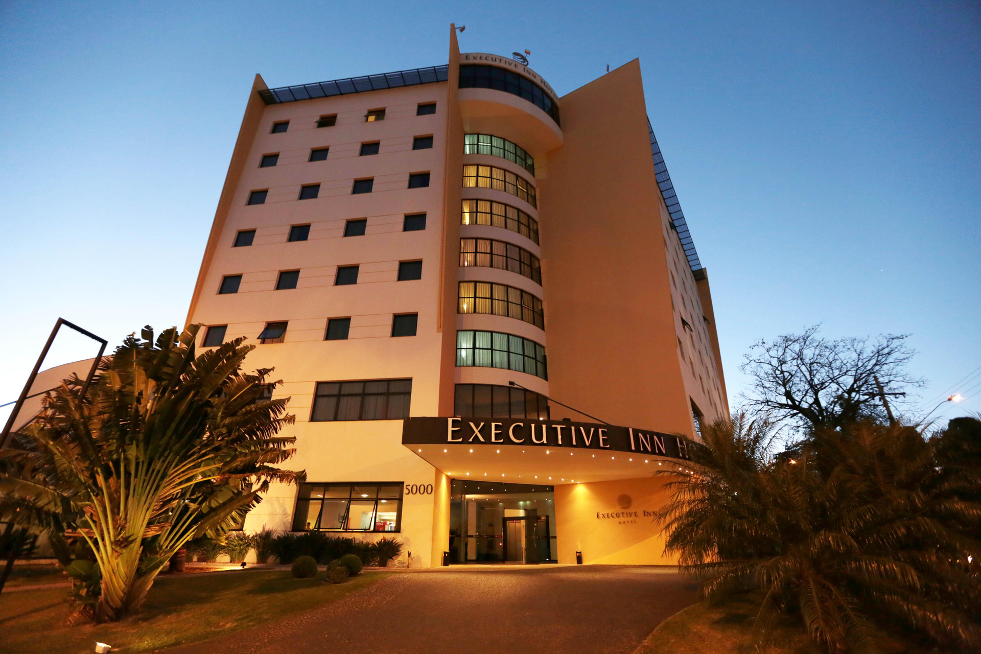 Vista da fachada Executive Inn Hotel