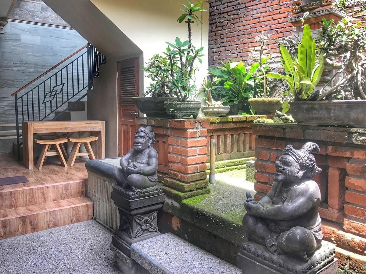 Varios Sapta House