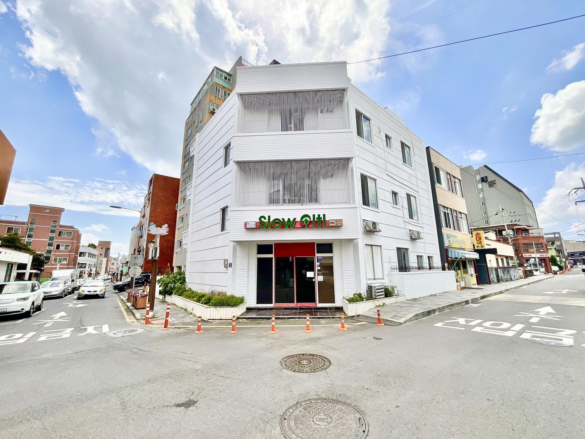 Varios Slow Citi Guesthouse - Hostel