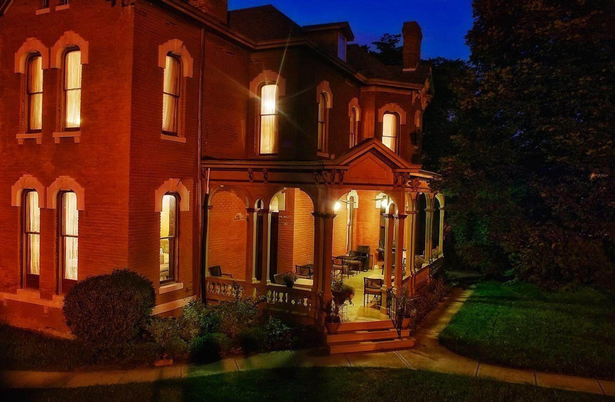 Vista Exterior Whiskey Mansion