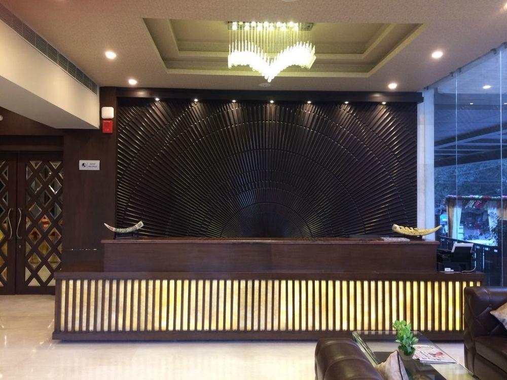 Varios DNG The Grand Hotel