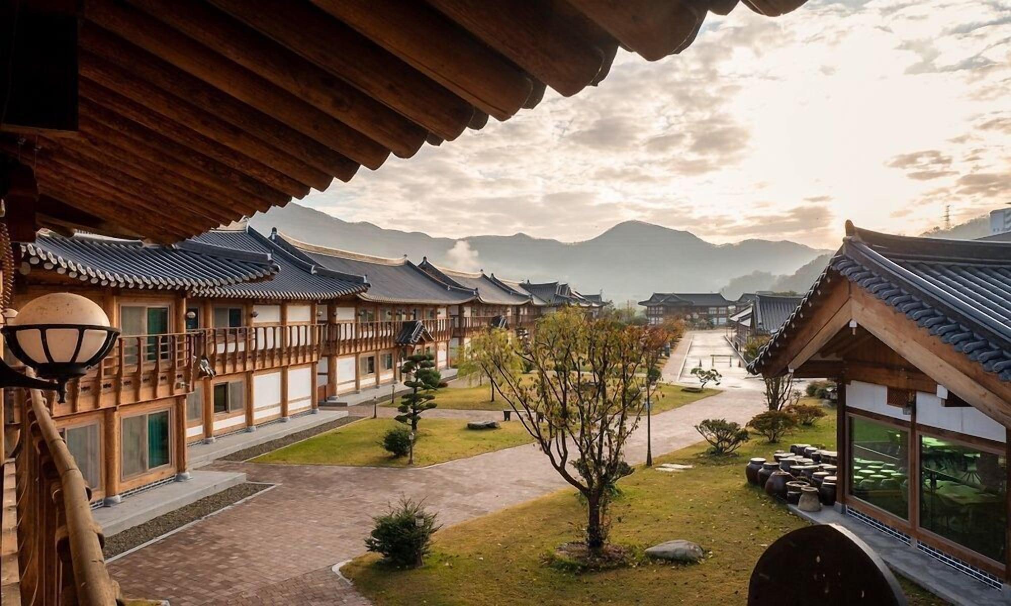 Varios Jeonju Wangyijimil Hanok Hotel