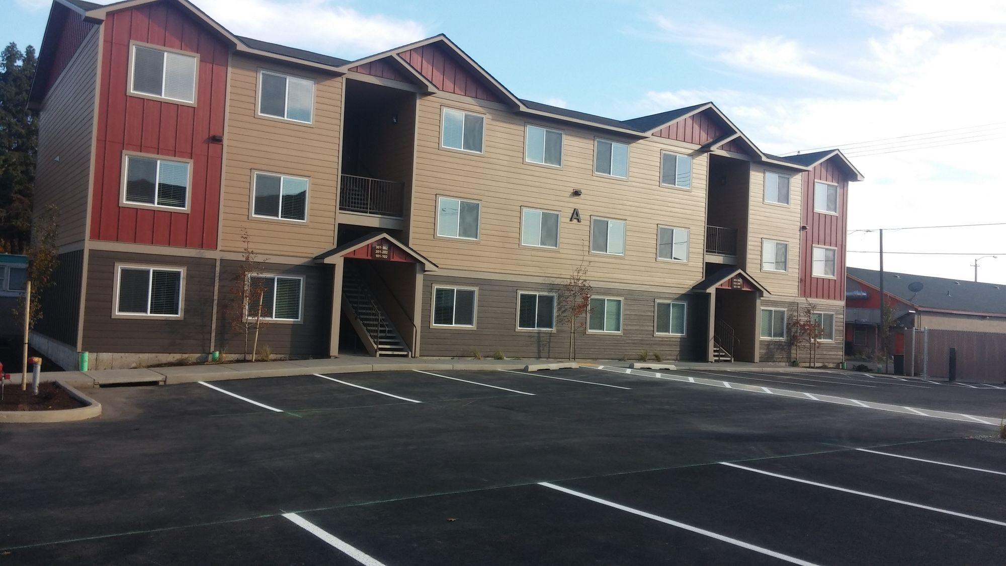 Vista Exterior Autumn Leaf Furnished Apartments