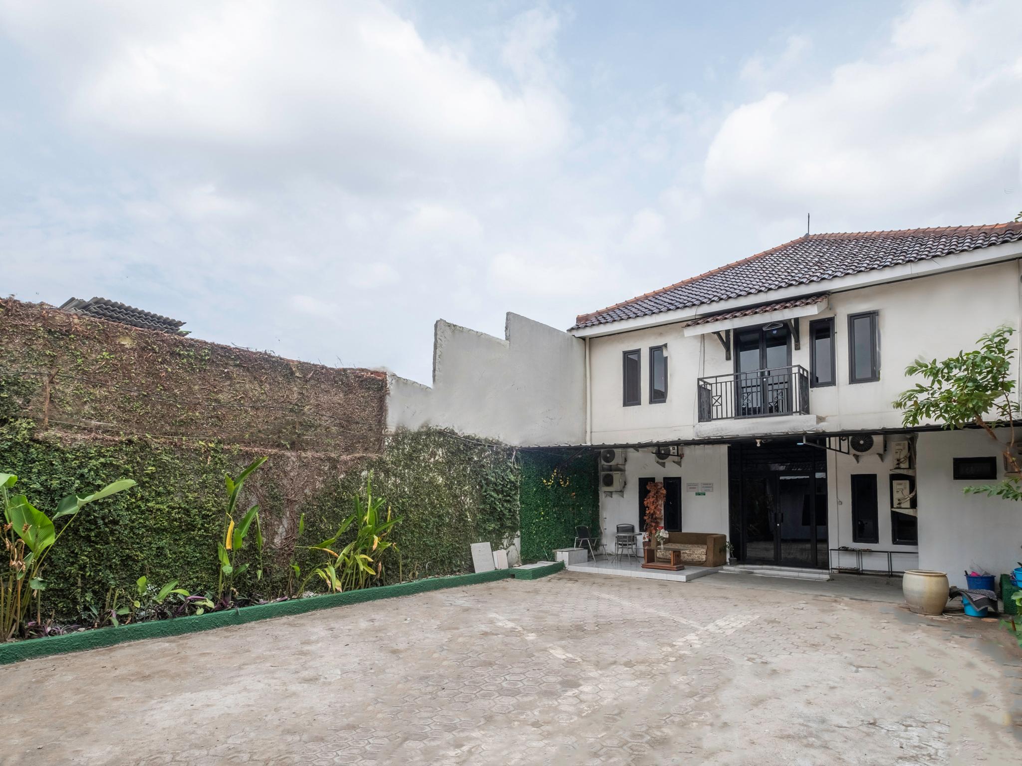 Vista Lobby OYO Life 2391 Baladewa Residence Syariah