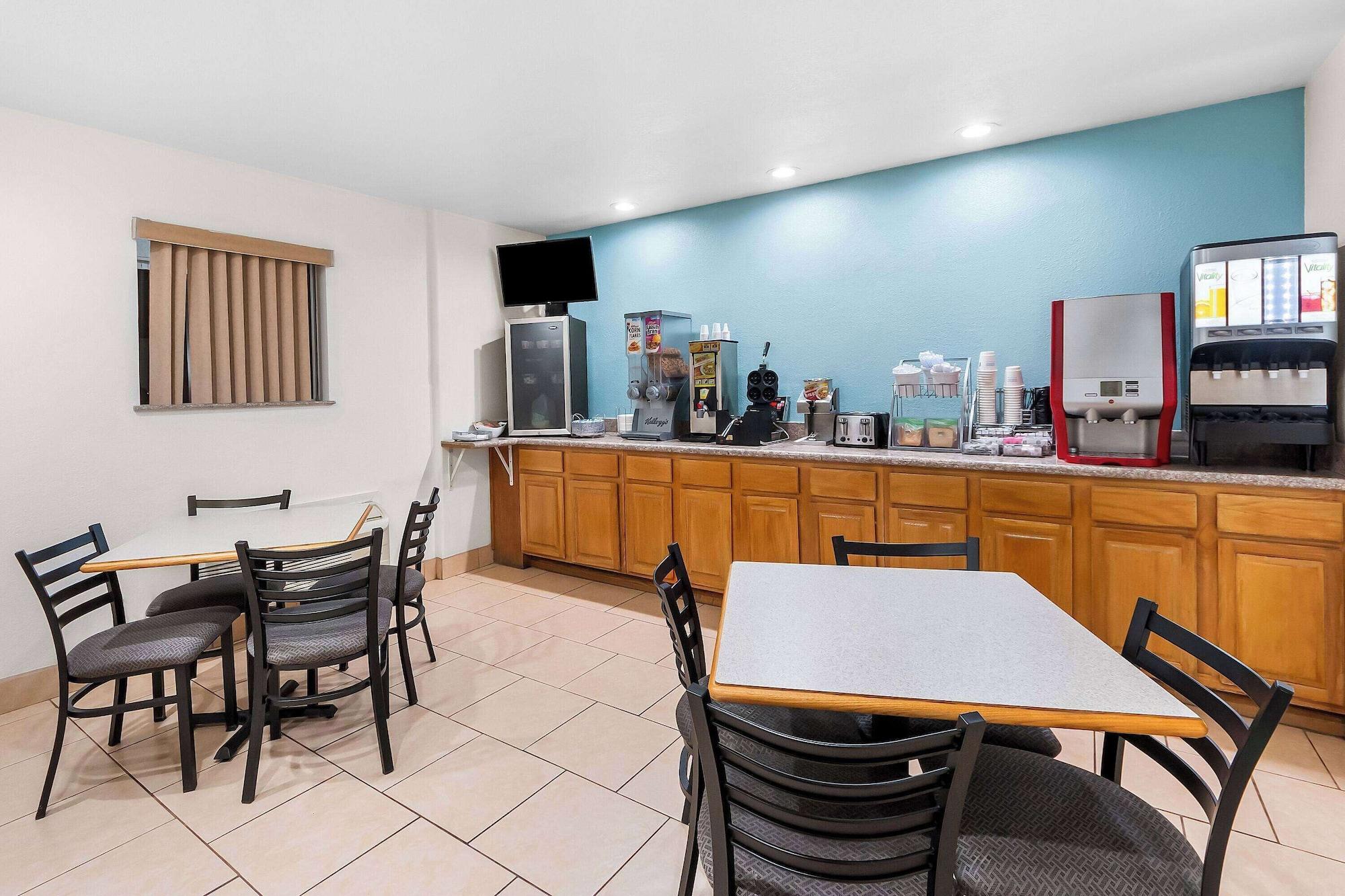 Restaurant Super 8 by Wyndham Pleasanton