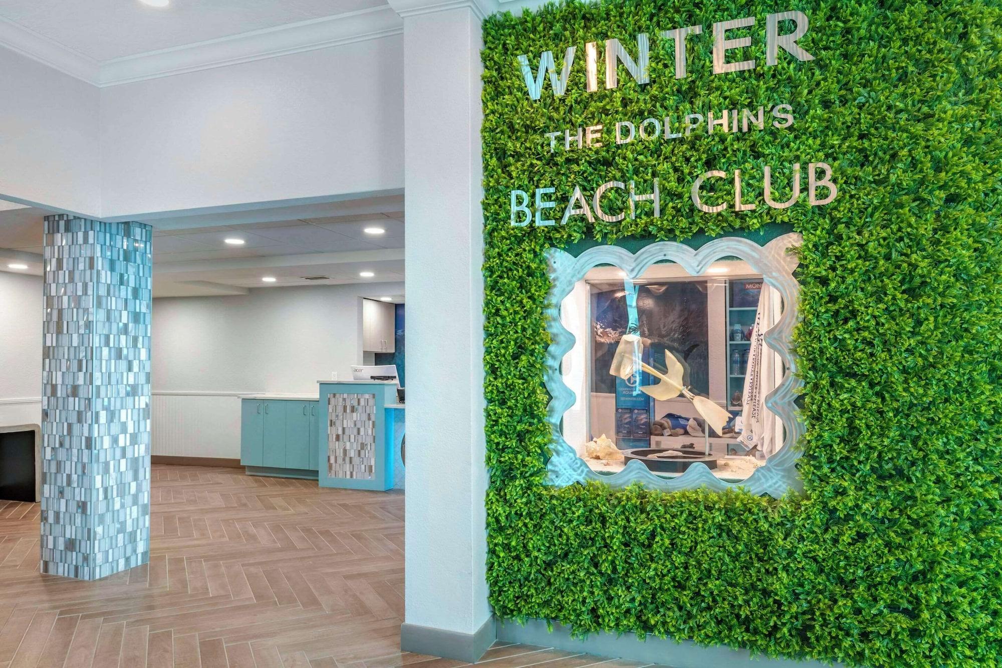 Vista Lobby Winter the Dolphins Beach Club, Ascend Hotel Collection