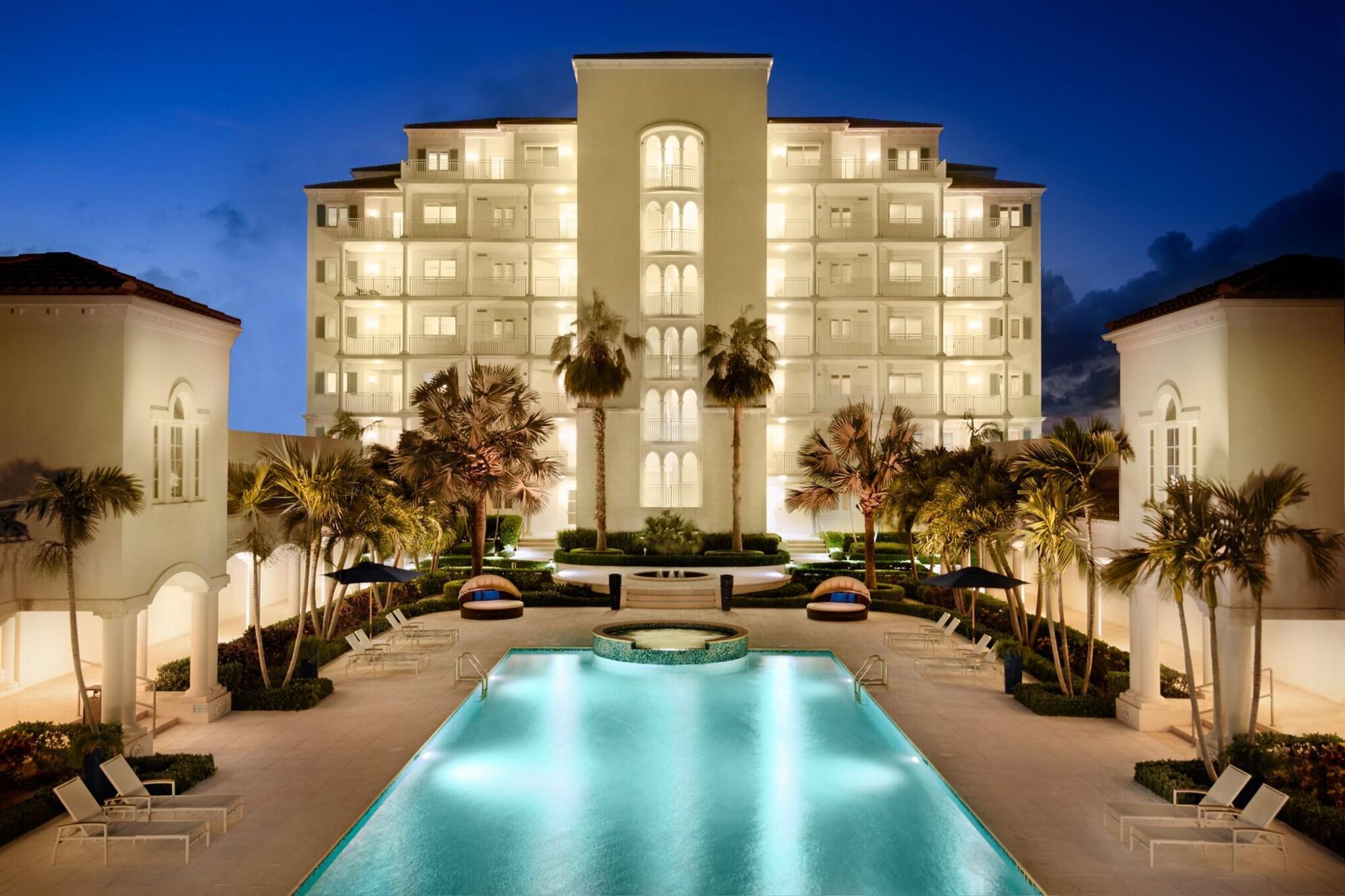 Vista Exterior The Venetian on Grace Bay