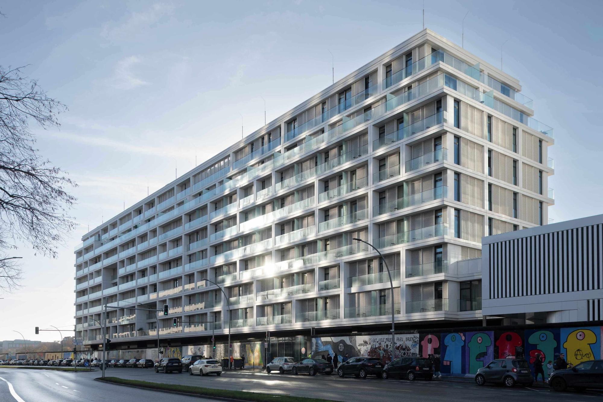 Varios Locke at East Side Gallery