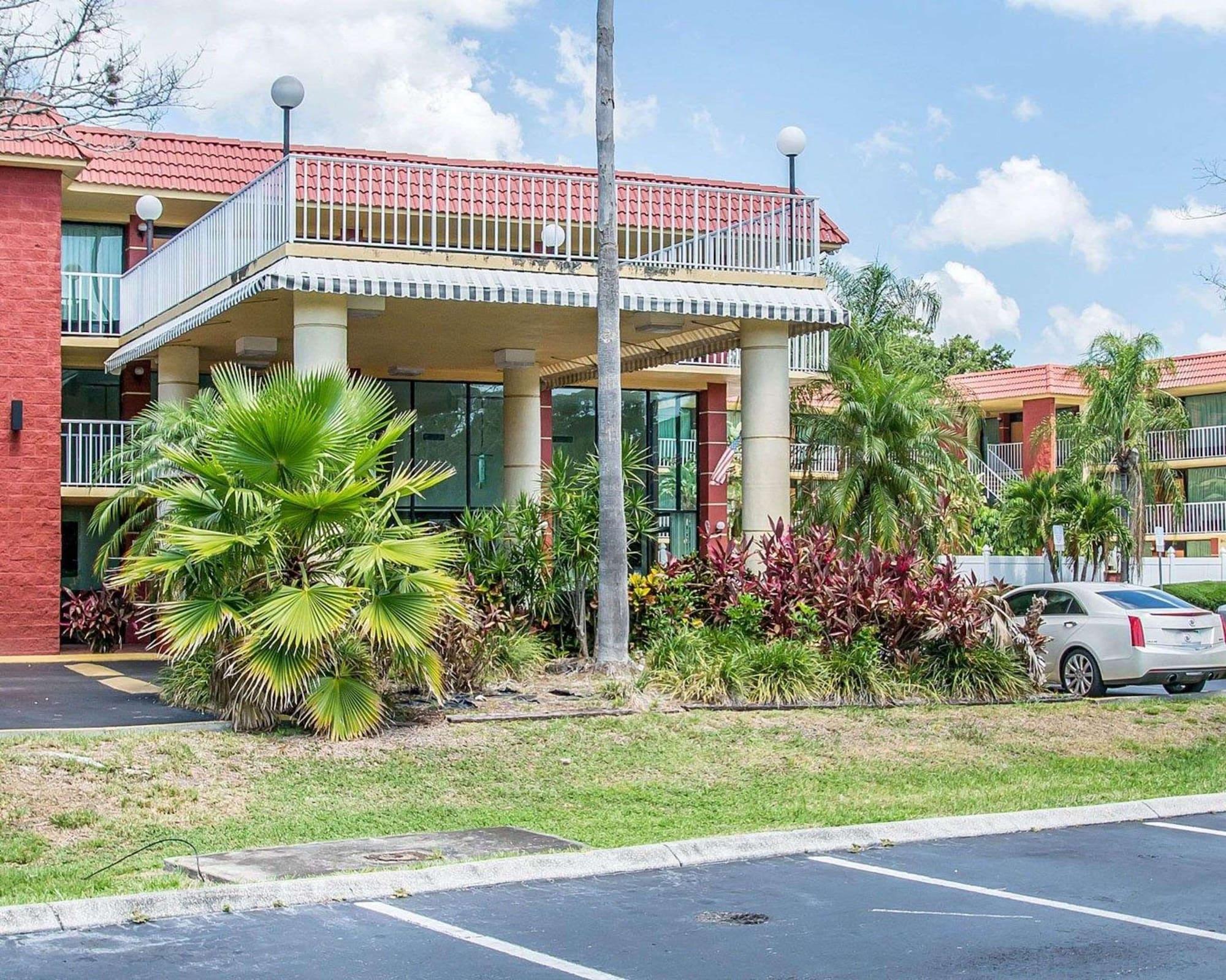 Vista Exterior Quality Inn & Suites at Tropicana Field