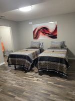 Alquiler Vacacional - Contemporary 1400 sq ft space in lower level Open concept gas burning fireplace