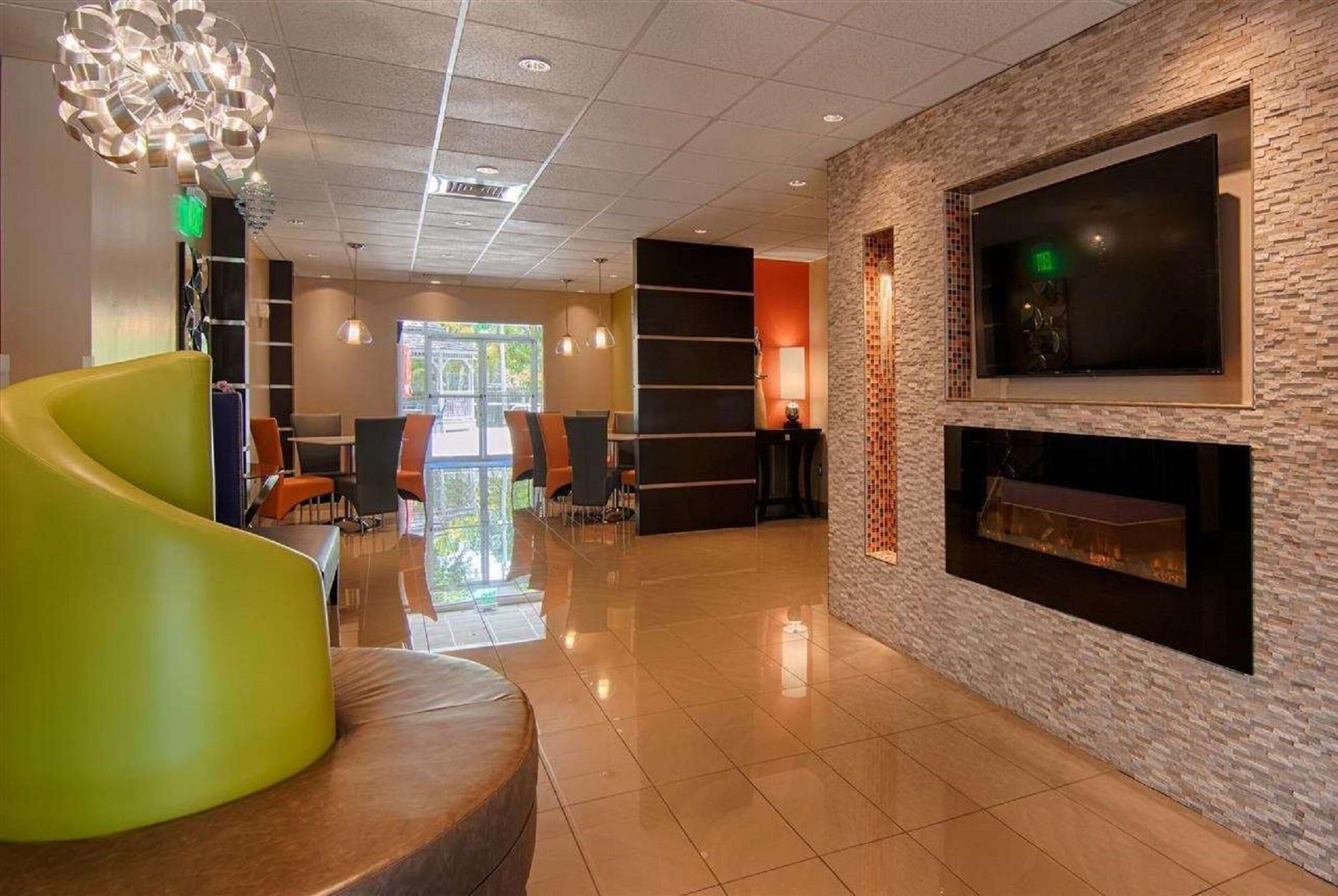 Vista Lobby Days Inn & Suites by Wyndham Bonita Springs North Naples
