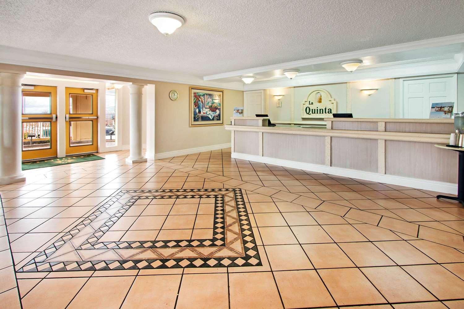 Vista Lobby La Quinta Inn by Wyndham Albuquerque Airport