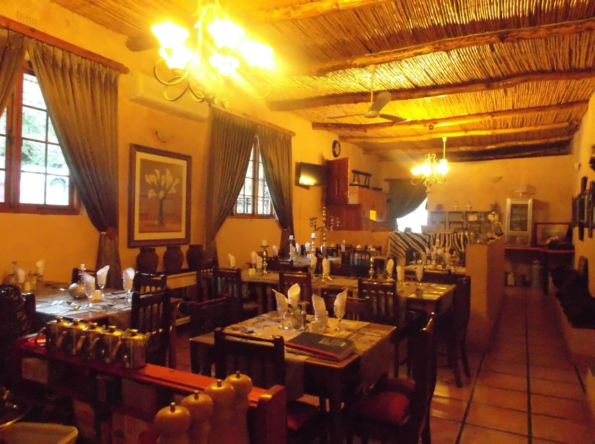 Bar/Salón Old Mill Lodge, Working Ostrich Farm & Restaurant, Oudtshoorn