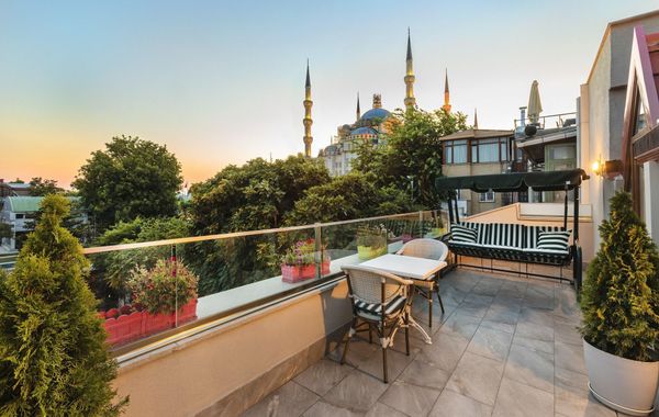 Obelisk Hotel & Suites