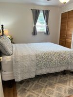 Alquiler Vacacional - Cozy, fully-appointed Matunuck cottage, 8 minute walk to the beach.