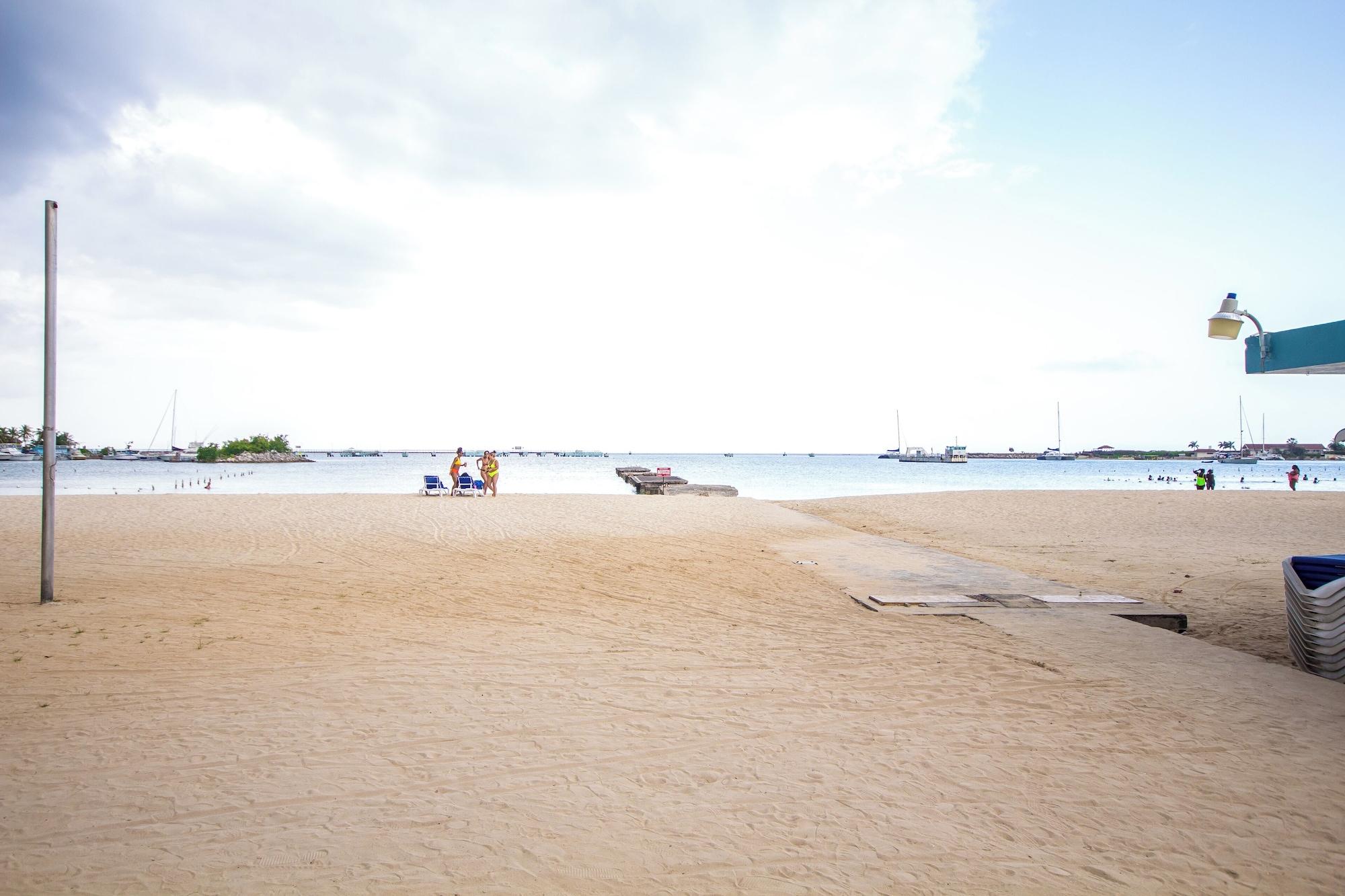 Playa Ocho Rios Sandcastles Ocean View Fantastic Location Sleeps 4