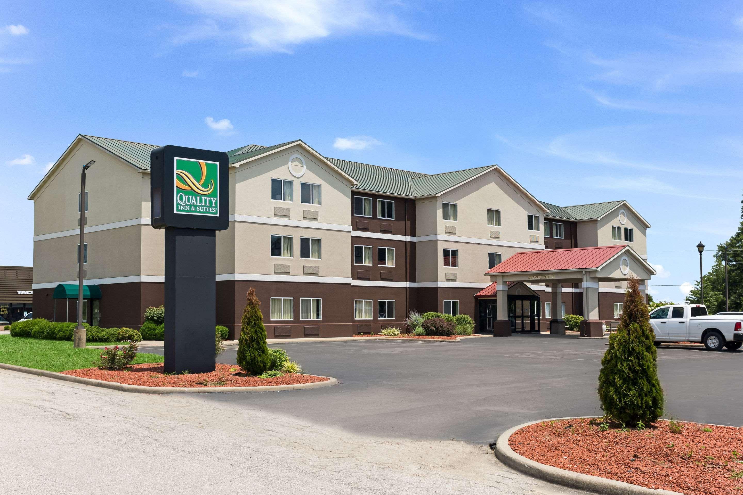 Vista Exterior Quality Inn & Suites Ferdinand