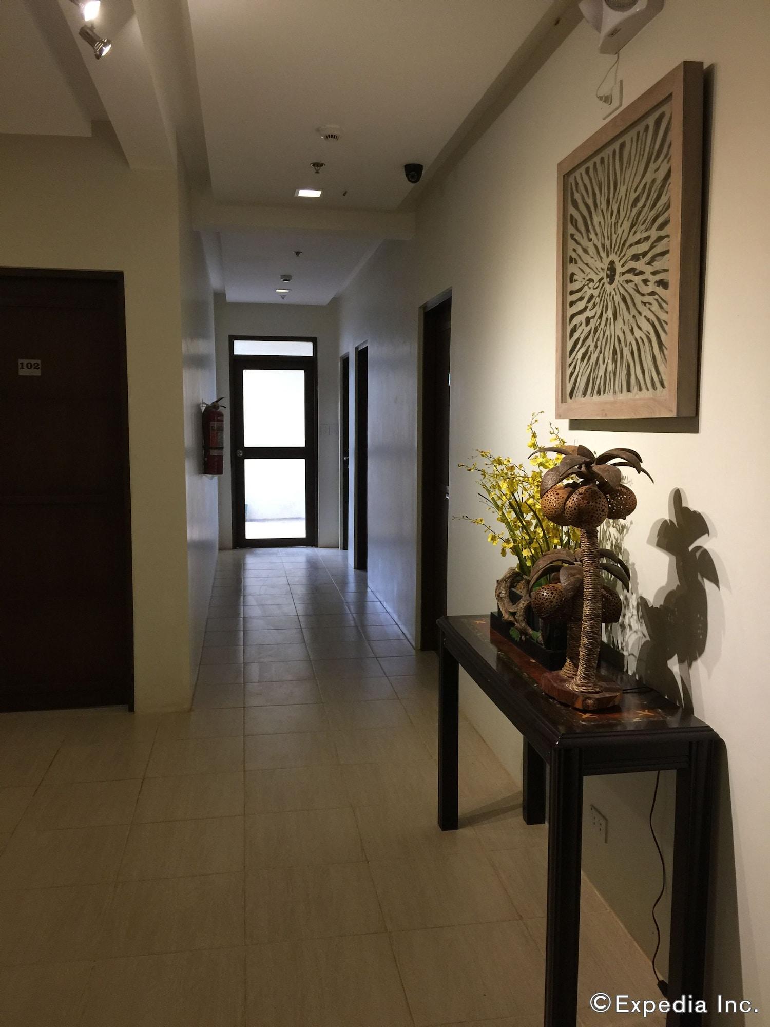 Varios Coron Visitors Hotel